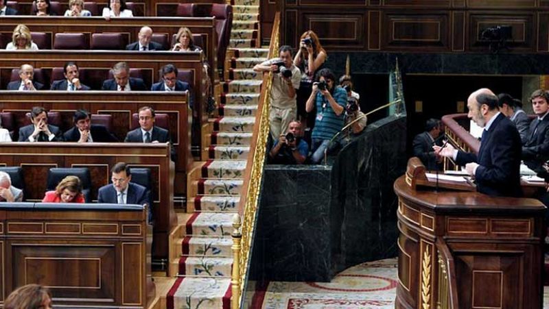 Rubalcaba propone a Rajoy un "gran acuerdo nacional" e insiste en gravar las grandes fortunas