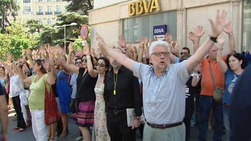Protestas frente al Congreso y la sede del PP de Madrid por los recortes anunciados por Rajoy