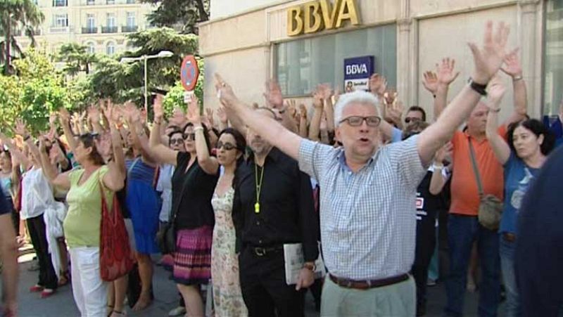 Protestas frente al Congreso y la sede del PP de Madrid por los recortes anunciados por Rajoy