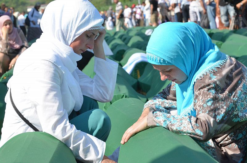 Bosnia conmemora el 17 aniversario de la matanza de Srebrenica en pleno juicio contra Mladic