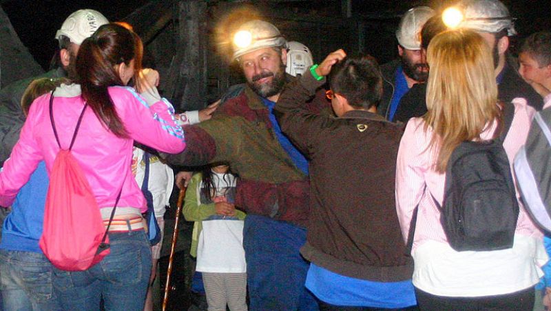 Cinco mineros dan el relevo a los encerrados en el Pozo de Santa Cruz en protesta contra los recortes