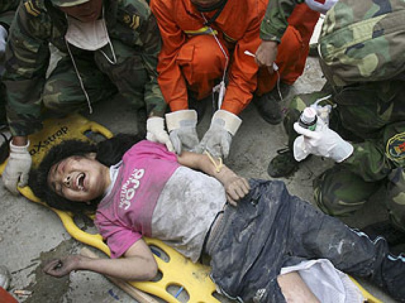 Rescatan con vida a una niña tres día después del terremoto de China