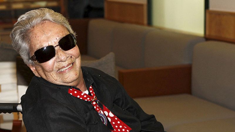 Chavela Vargas está "bien", pero permanecerá esta noche en el hospital