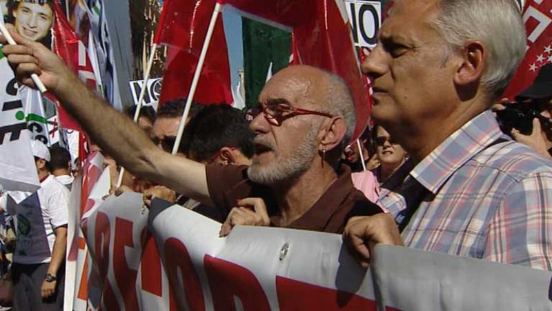 Los funcionarios salen a la calle por tercer día en protesta por "el atraco" de los recortes