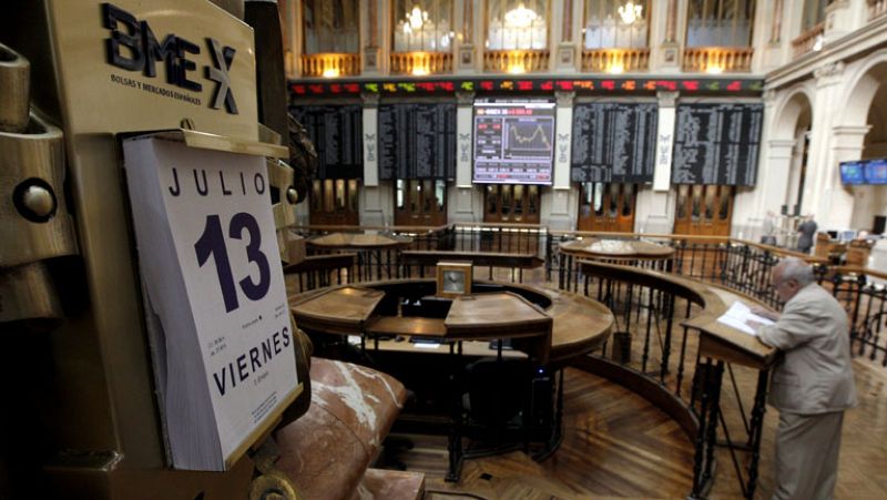 La deuda española se mantiene y aumenta la presión sobre Italia tras la rebaja de Moody's