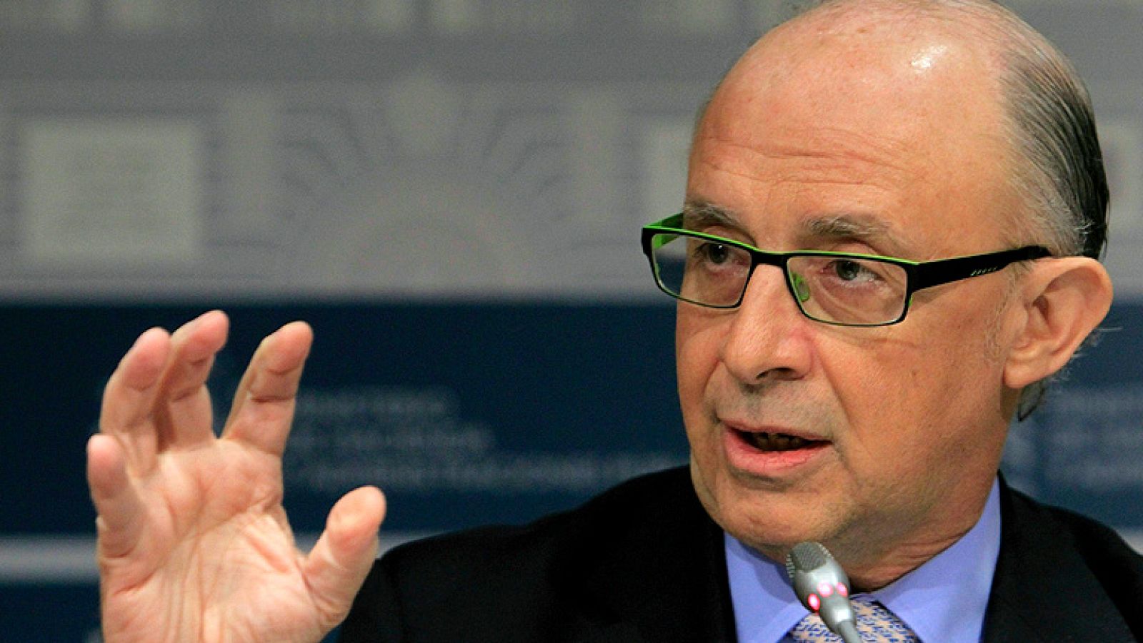 El Gobierno reduce de seis a tres los días moscosos de los funcionarios - Informativo 24h | Ver