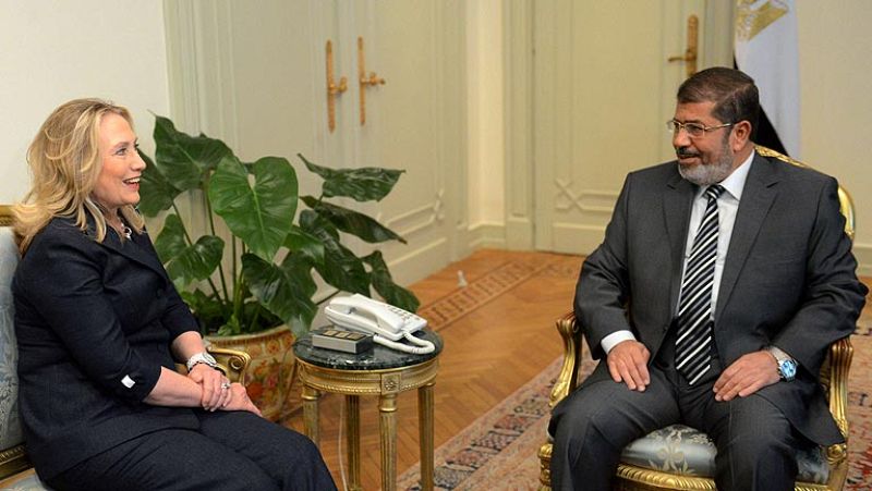 Clinton reafima el apoyo de EE.UU. a una transición completa en Egipto