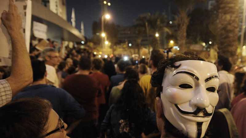 Un millar de israelíes se manifiesta en Tel Aviv en solidaridad con un hombre que intentó inmolarse