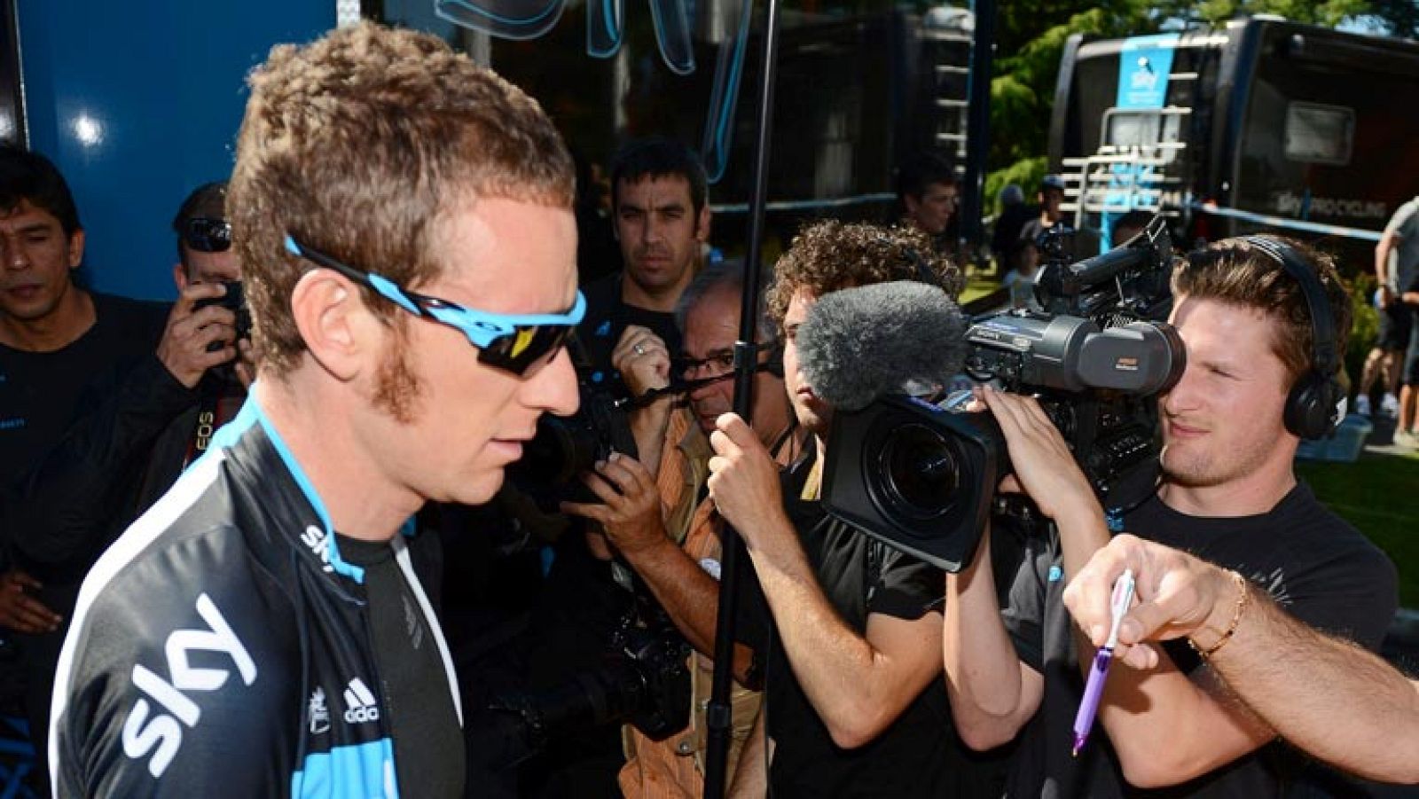 Bradley Wiggins, líder del Tour, recibe a través de RTVE un regalo de Miguel Indurain | Ver