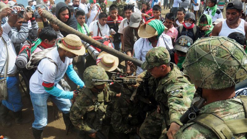 Los indígenas expulsan a soldados colombianos de una base militar del Cauca