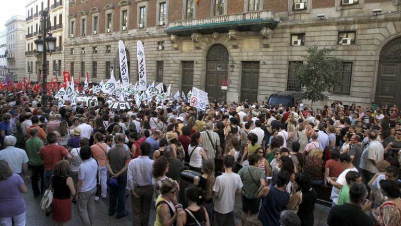 Funcionarios cortan el tráfico de Gran Vía y Cibeles mientras el Congreso continúa blindado