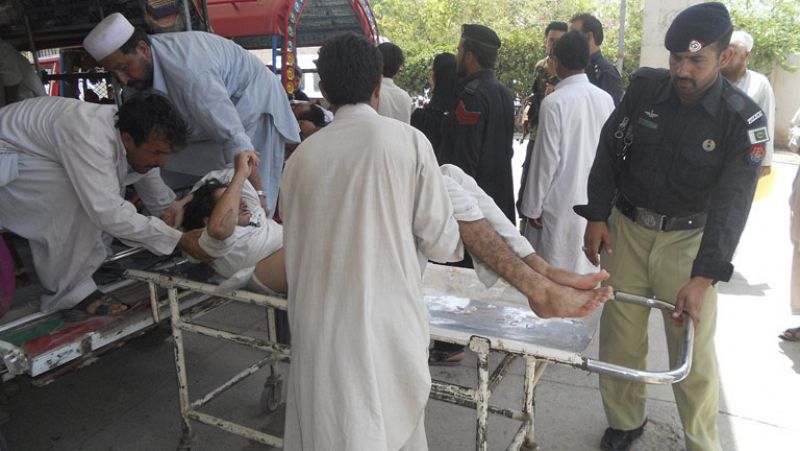 Doce muertos en un atentado con bomba contra un autobús en Pakistán