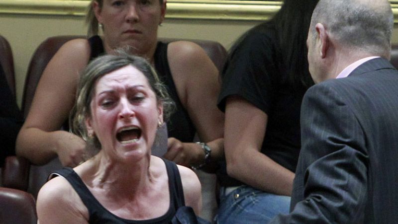 Desalojan del Congreso a las mujeres de los mineros por sus reivindicaciones