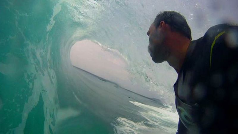 'Cinco olas, cinco continentes', el viaje de Kepa Acero por el mundo a travs del surf