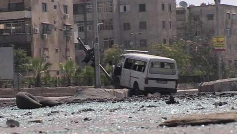 El régimen sirio bombardea Homs e irrumpe en un suburbio de Damasco, según la oposición