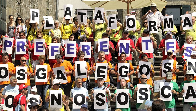 Afectados por las preferentes piden en Santiago la devolución de su dinero