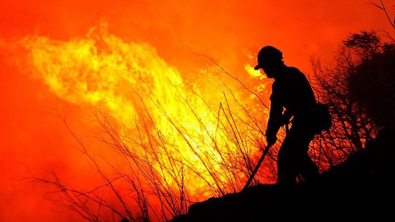 Confían en controlar el incendio del Empordà este martes al mejorar la meteorología
