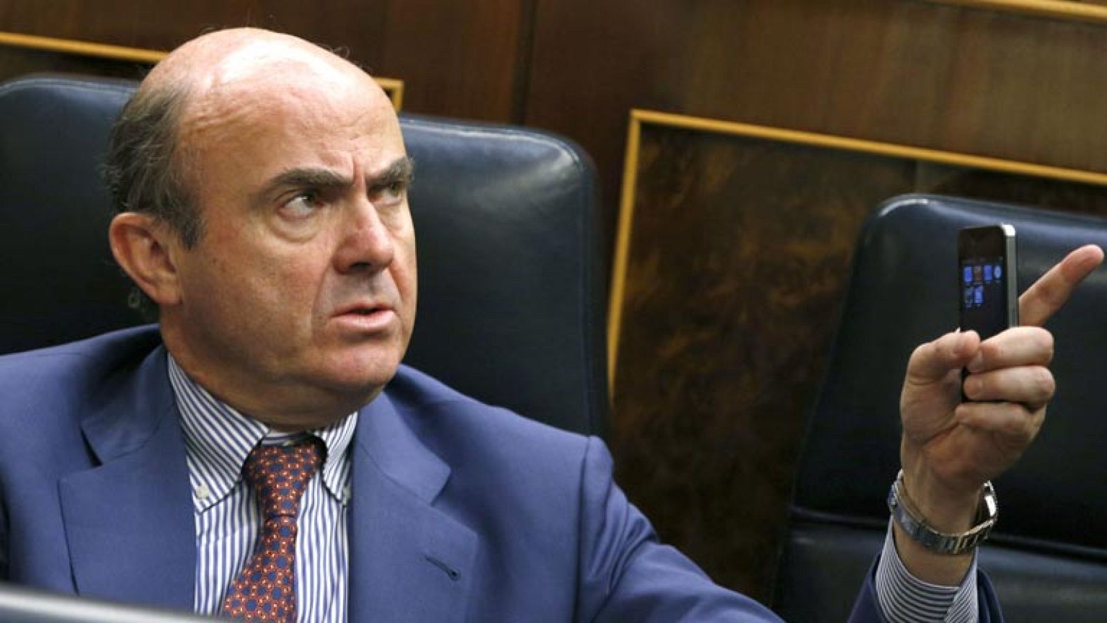 De Guindos explica el rescate bancario en el Congreso