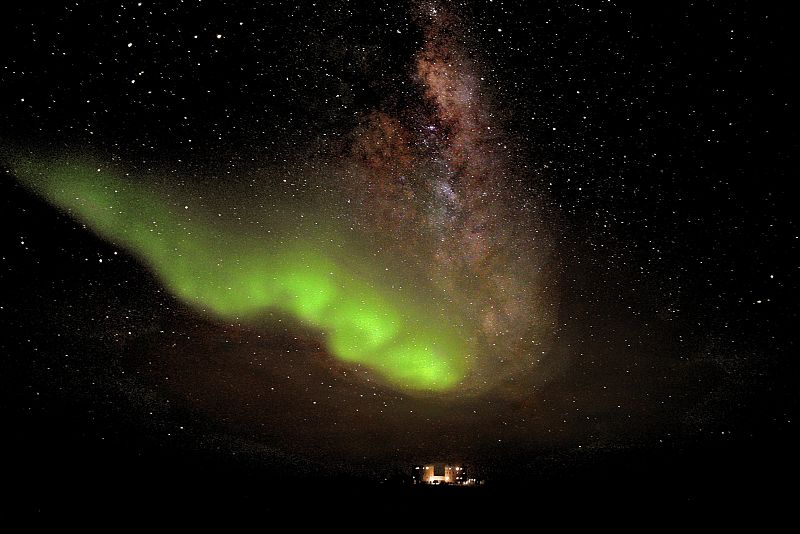 Espectaculares auroras australes iluminan la base Concordia de la Antártida