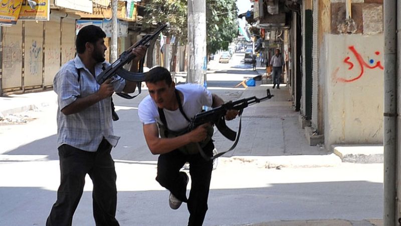 Las tropas de Al Asad y de los rebeldes envían refuerzos para la batalla de Alepo