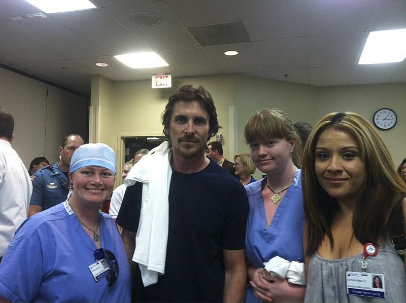 El actor Christian Bale, protagonista de Batman, visita a las víctimas del tiroteo de Colorado