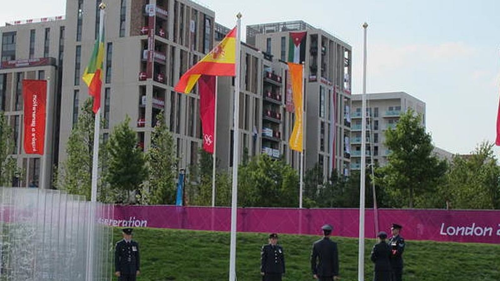 La bandera de España ya ondea en la Villa Olímpica de Londres 2012