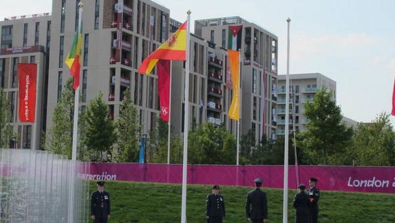 La bandera de España ya ondea en la villa olímpica de Londres