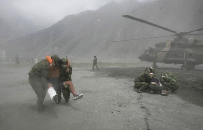 Hu Jintao anuncia en Sichuan que las operaciones de rescate entran en "una fase crucial"