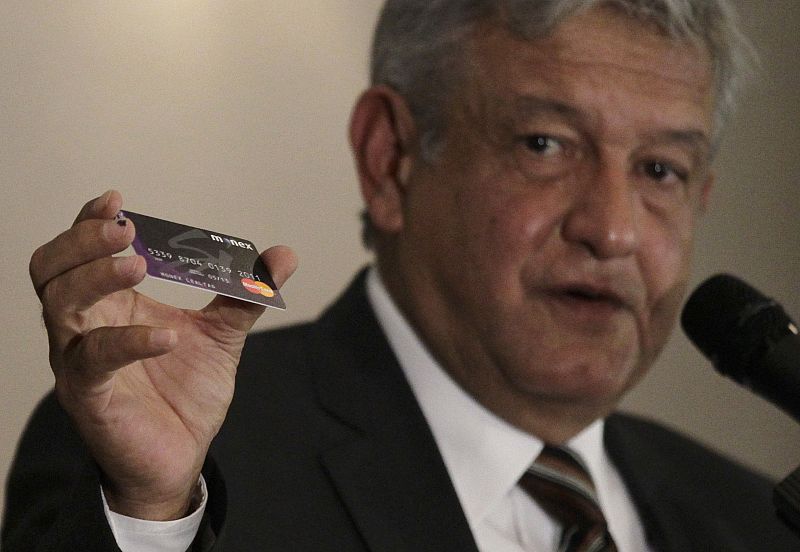López Obrador acusa al Gobierno de ocultar información sobre la financiación ilícita del PRI
