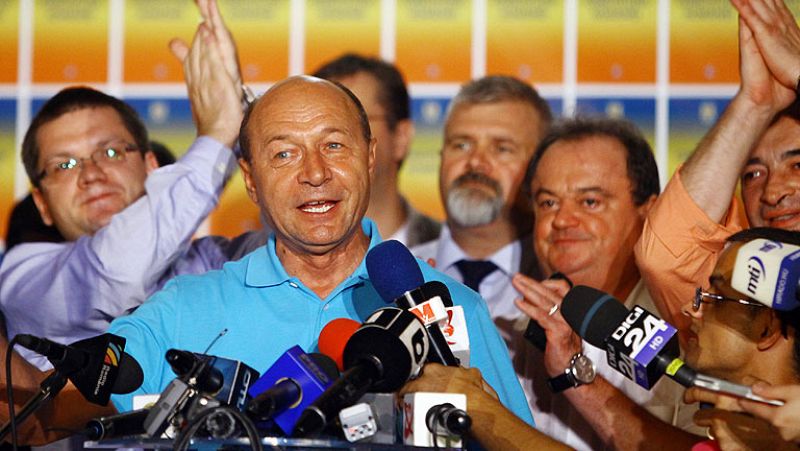 Basescu logra mantenerse en el poder en Rumanía por la insuficiente participación en el referéndum