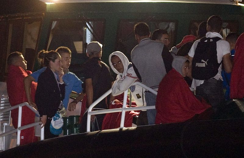 Rescatan a 22 inmigrantes de una patera a la deriva frente a las costas de Almería