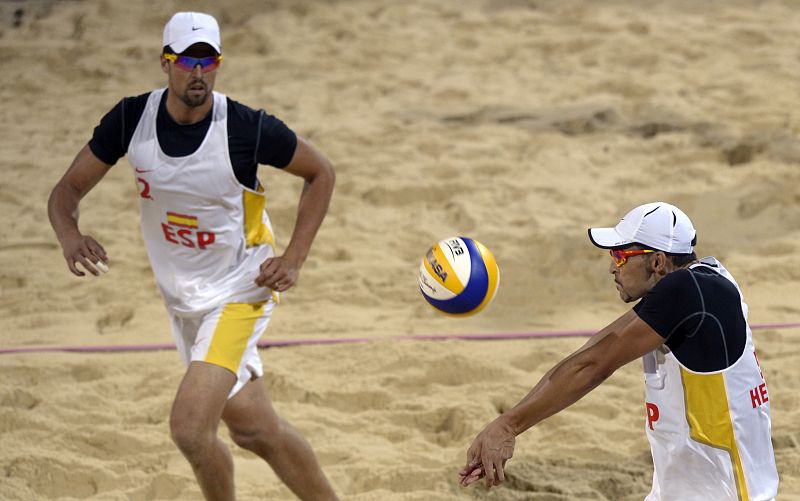Los españoles Herrera y Gavira, clasificados para octavos de final de vóley-playa