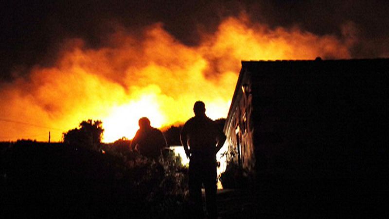El fuego sigue "absolutamente descontrolado" en La Gomera y mejora en La Palma
