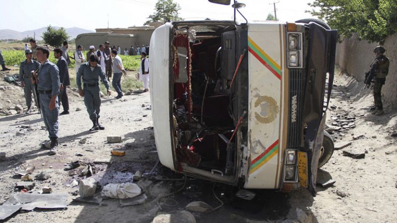 Ocho personas mueren en Kabul en un atentado talibán contra un minibus civil