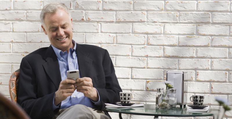 La mayoría de los españoles consulta su móvil 'en secreto' durante las cenas familiares