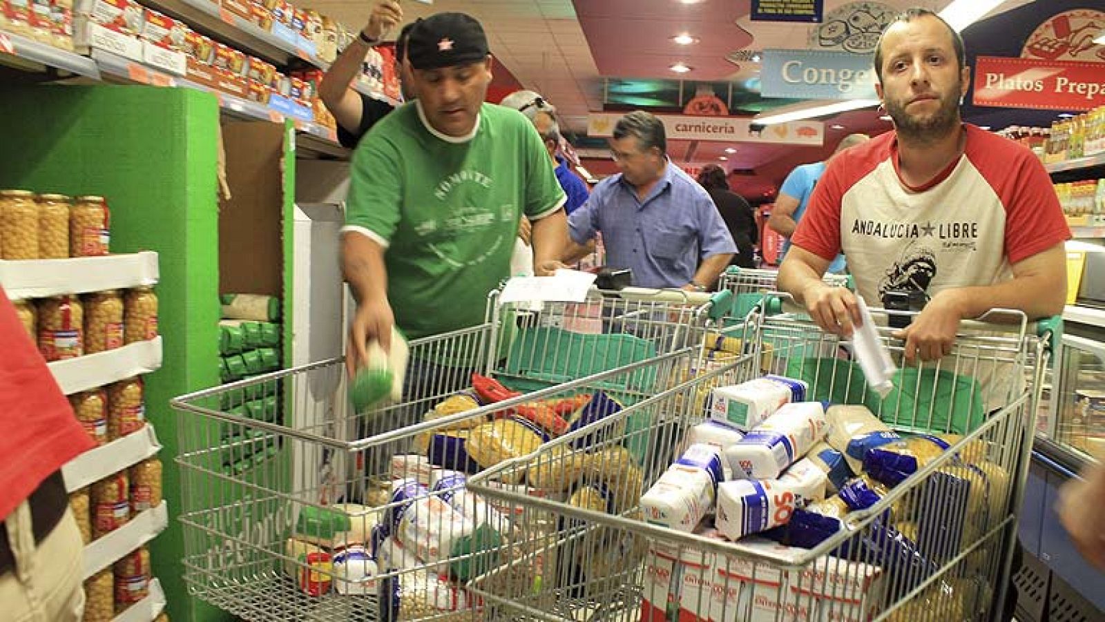 Se llevan alimentos de dos supermercados sin pagar para un comedor social
