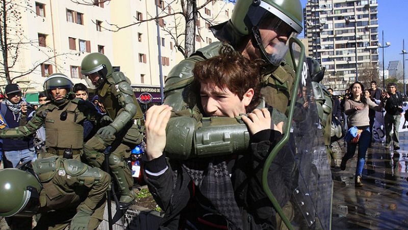 Decenas de detenidos y 49 policías heridos en una protesta estudiantil en Chile