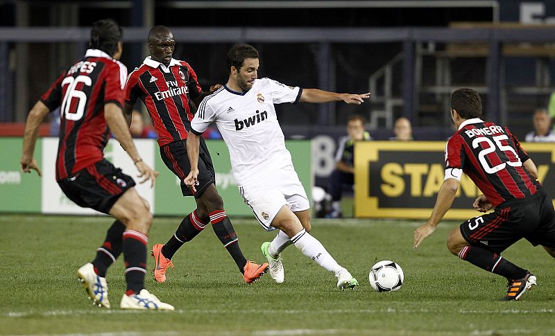 Cristiano y Kaká dan forma a la goleada del Real Madrid al Milan