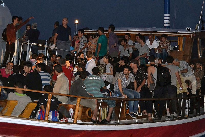 Un barco pesquero con 160 exiliados sirios llega a Italia, mientras continúa el asalto a Alepo
