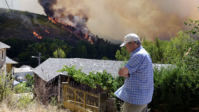 El viento y el calor multiplican los incendios en España, dos muy activos en Galicia y La Gomera