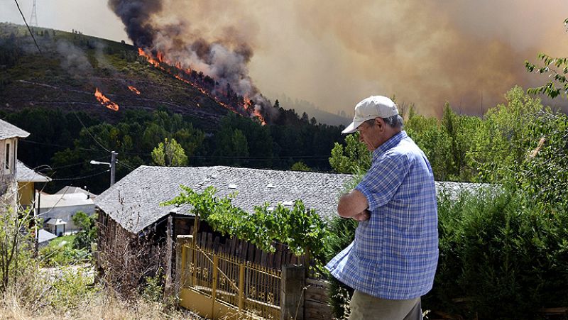 El viento y el calor multiplican los incendios en España, dos muy activos en Galicia y La Gomera