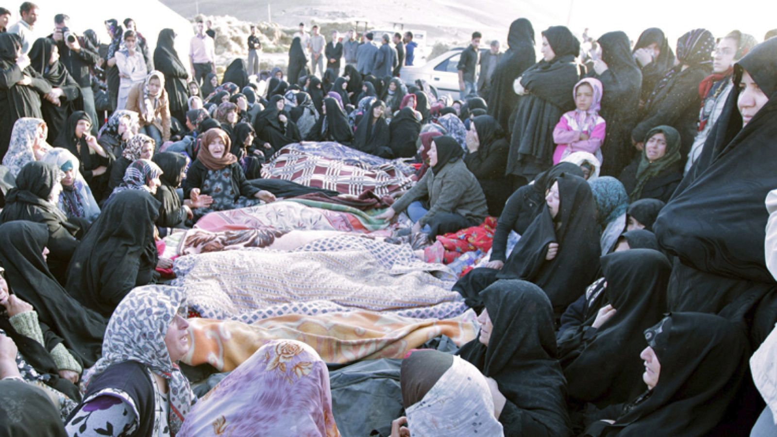 Al menos 250 muertos tras una cadena de terremotos en el noroeste de Irán