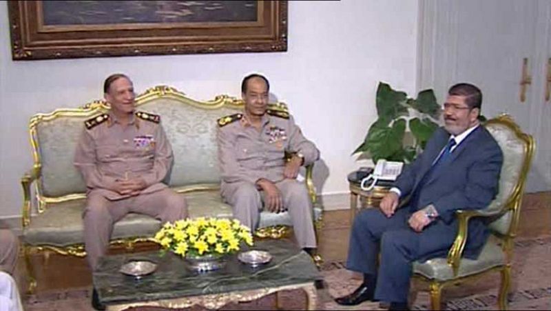El presidente egipcio ordena el paso a la jubilación del ministro de Defensa