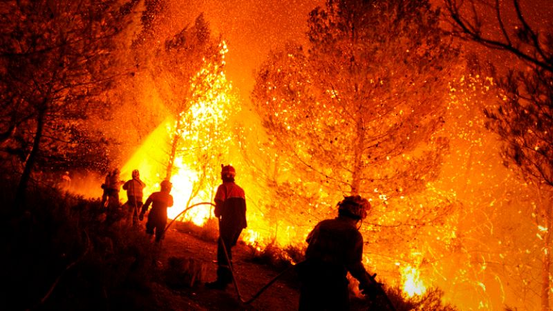 Dos fallecidos y dos heridos en las tareas de extinción del incendio forestal de Alicante