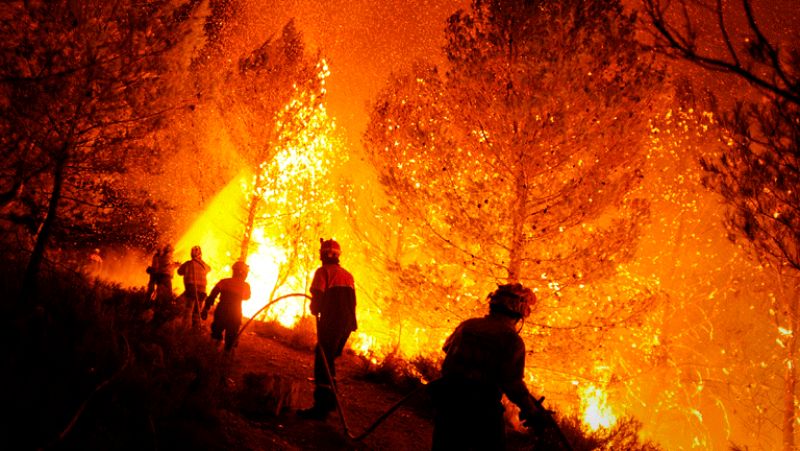 Dos fallecidos y dos heridos en las tareas de extinción del incendio forestal de Alicante
