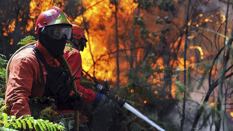 El frente del incendio de La Gomera sigue activo pero avanza lentamente