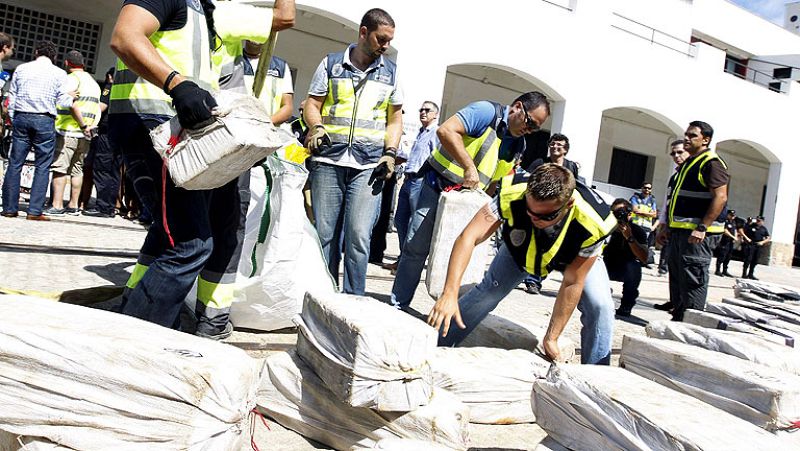 Los GEO abordan un barco en alta mar cargado con tres toneladas de cocaína
