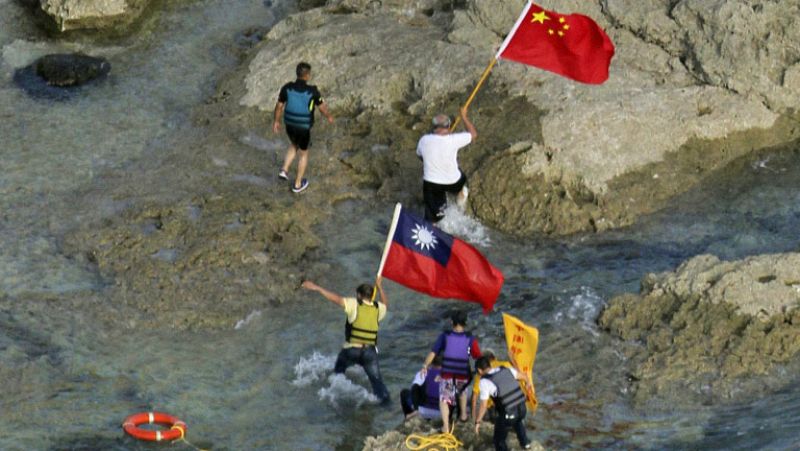 Conflicto diplomático entre China y Japón por el desembarco de activistas en una isla nipona