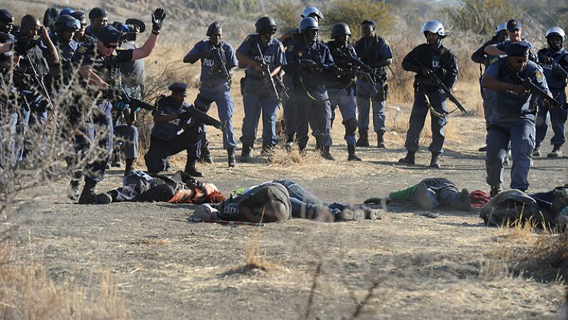 La Policía sudafricana dispara contra una protesta de mineros y mata a 34 personas