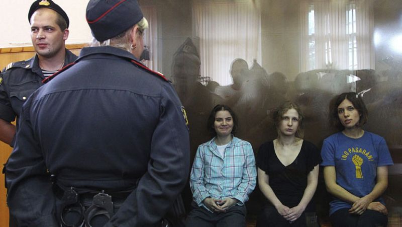Dos años de cárcel para las activistas de Pussy Riot por cantar en un templo contra Putin